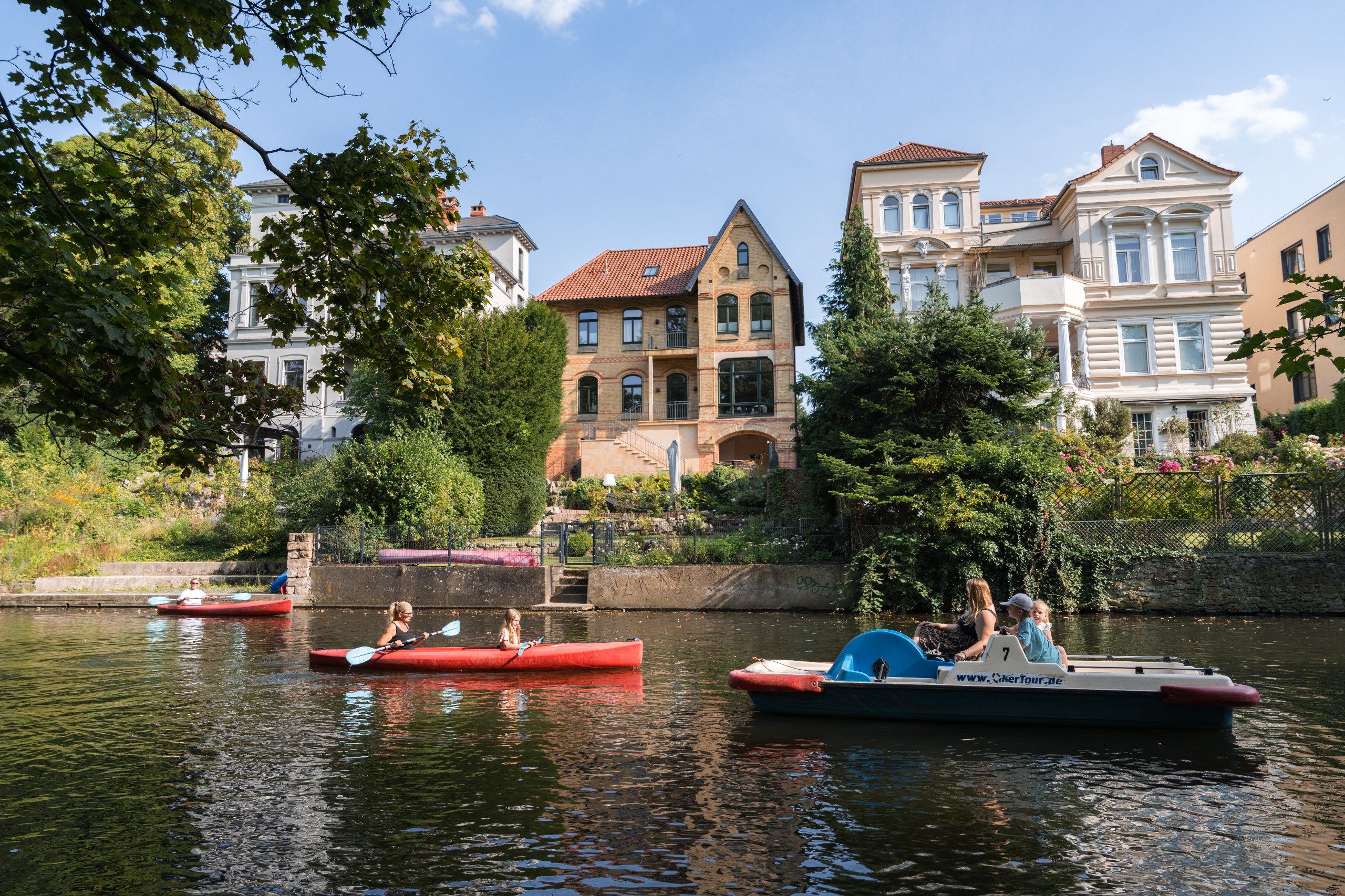 Oker mit Booten und Stadtnatur in Braunschweig