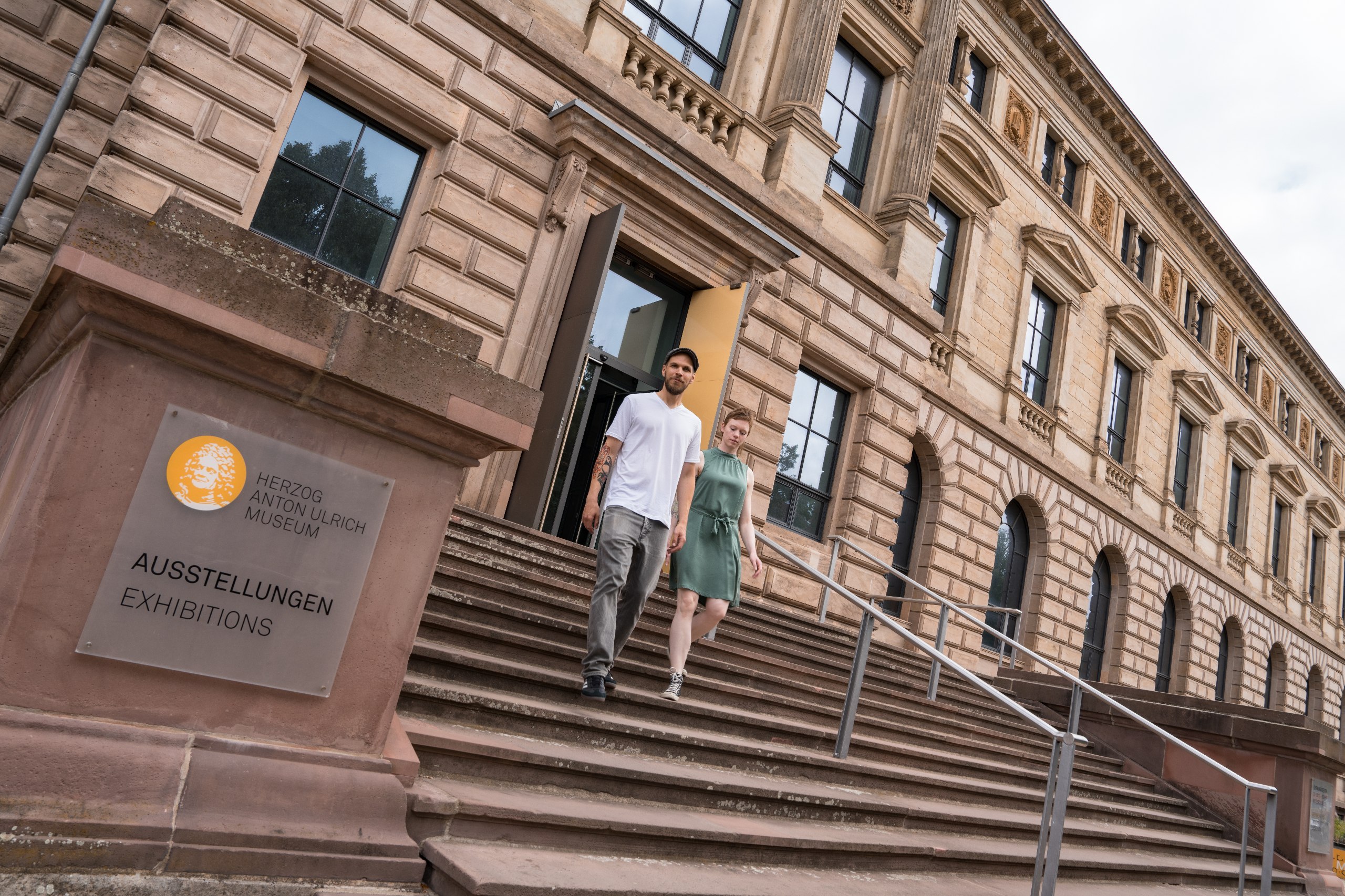 Besucher vor dem Herzog Anton Ulrich-Museum in Braunschweig