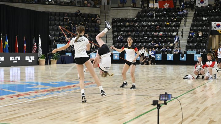 Rope-Skipping-Team aus Deutschland zeigt eine akrobatische Freestyle-Choreografie bei einem internationalen Wettkampf.