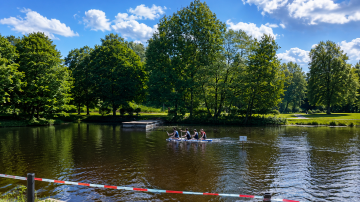 4 Personen paddeln auf einem Fluss mit einem AirTrack