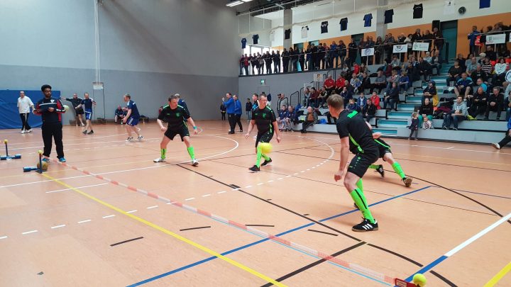 Prellballmannschaften spielen vor Zuschauer*innen während eines Hallenturniers.
